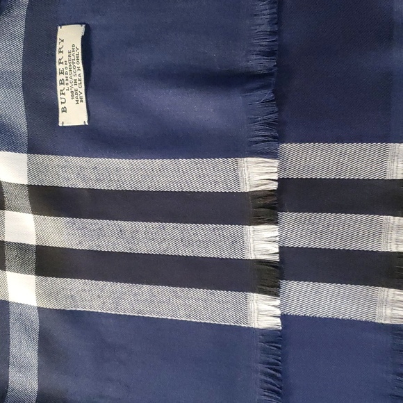NWOT Burberry Lightweight Navy Scarf in Check Cashmere with Fine Eyelash Fringes - Picture 8 of 9